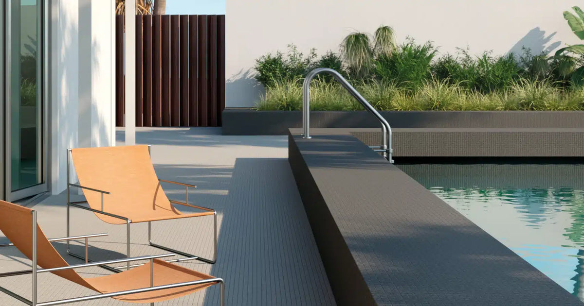 Piscina esterna con rivestimento Lapis Appiani: mosaico ceramico dalle tonalità minerali per architettura e paesaggio