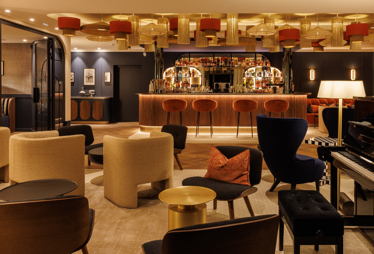 Interno del bar Le Baccara al Grand Hôtel de Courtoisville, Saint-Malo: vista d'insieme del bancone e dell'area lounge. Foto © Christophe Le Potier.